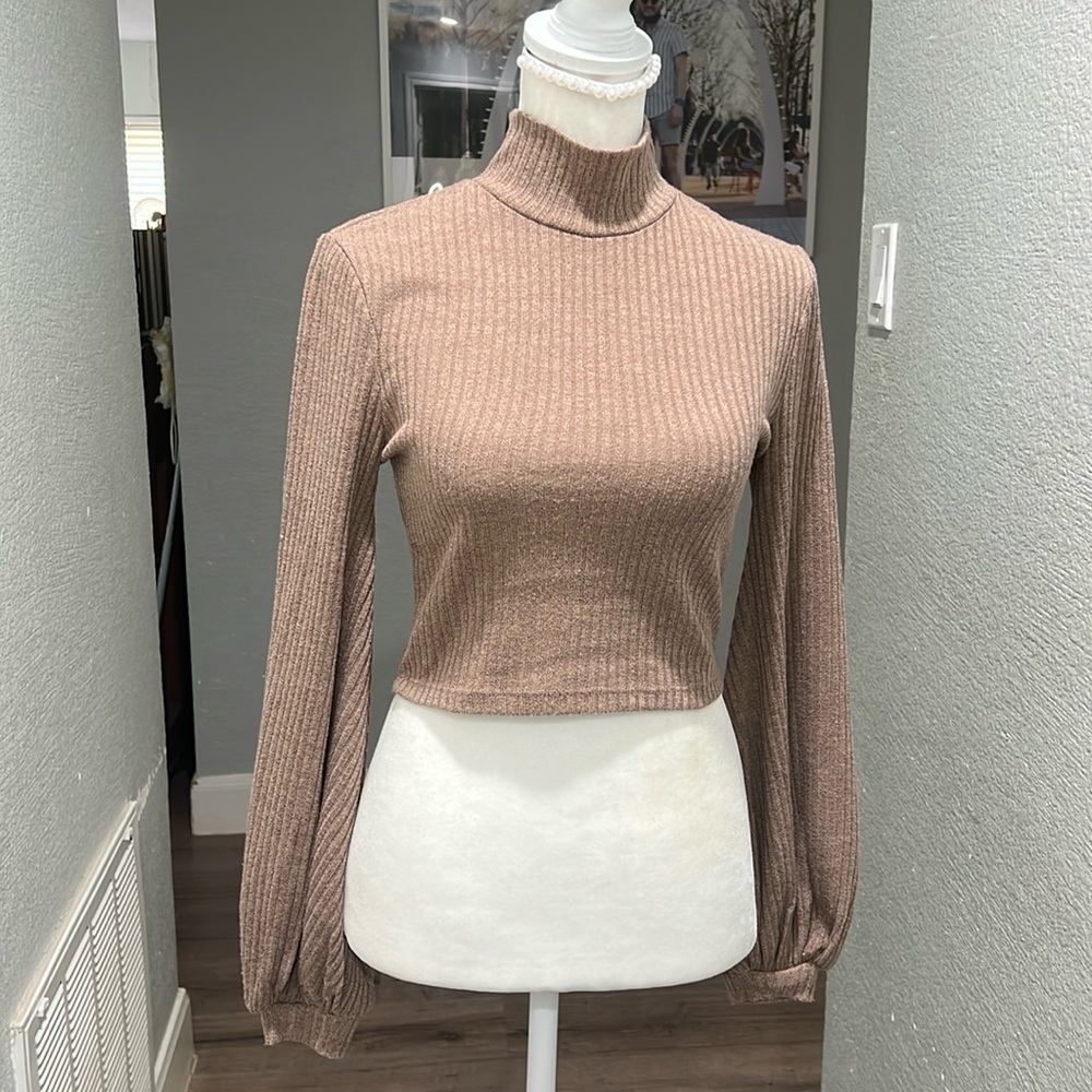 Cropped long sleeve top